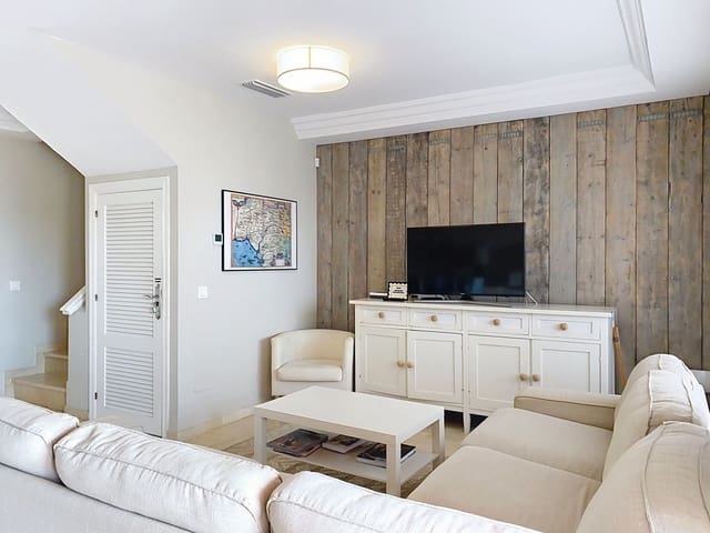 Casa de 3 habitaciones en Estepona en venta con piscina garaje - 795.000 € (Ref: 9257205)