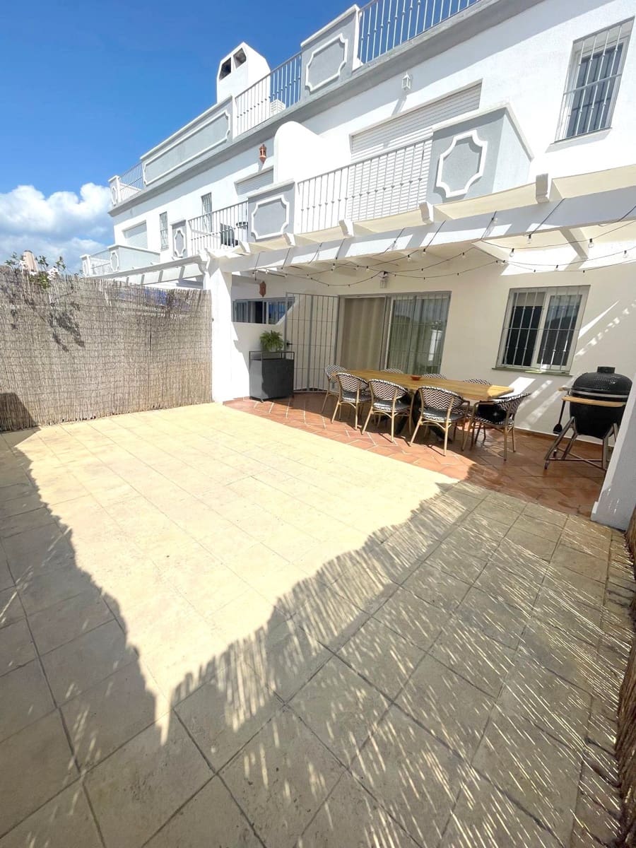 3 bedroom Townhouse for sale in Estepona with pool garage - € 655,000 (Ref: 9257206)