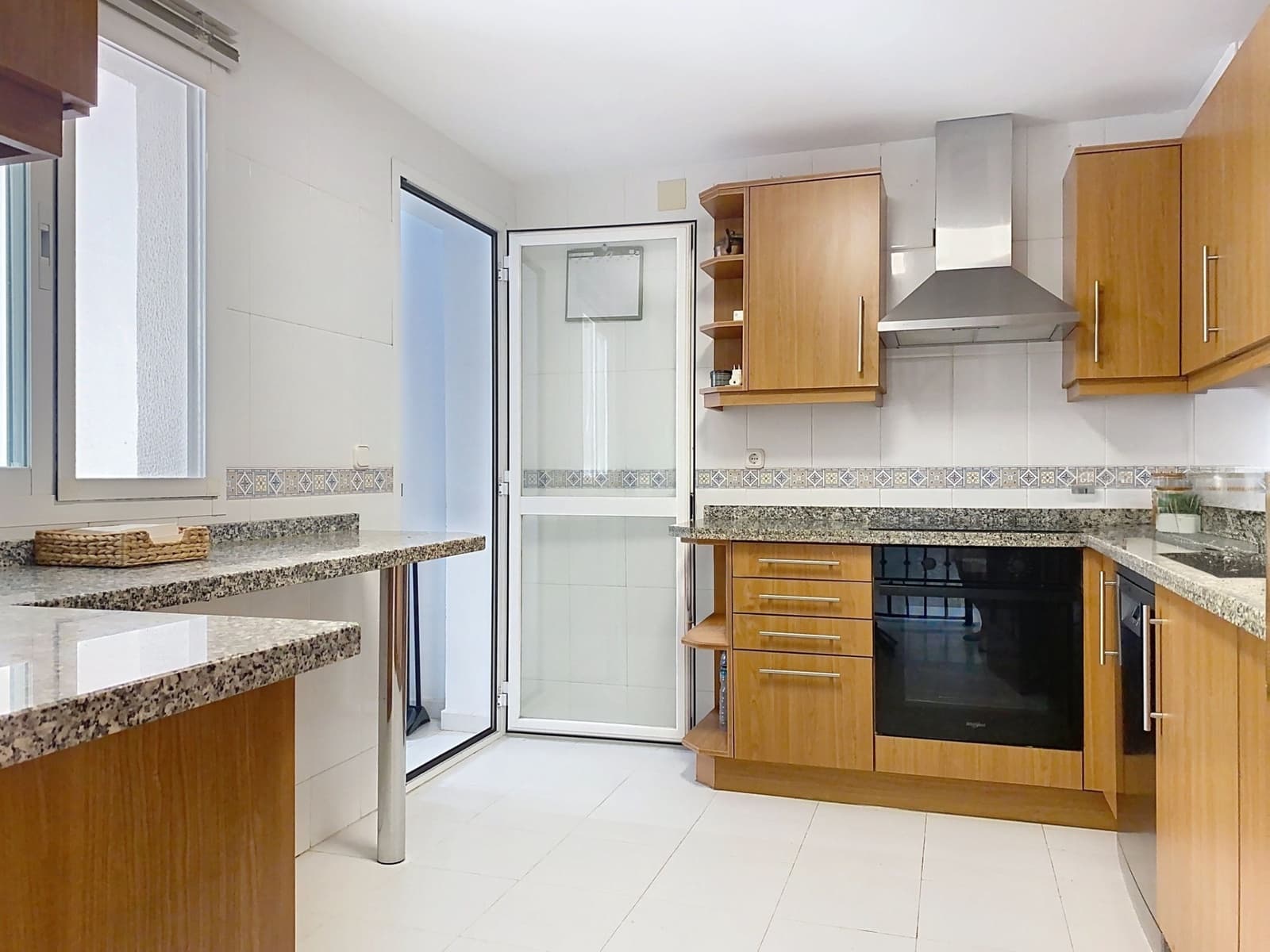 3 bedroom Townhouse for sale in Estepona with pool garage - € 655,000 (Ref: 9257206)