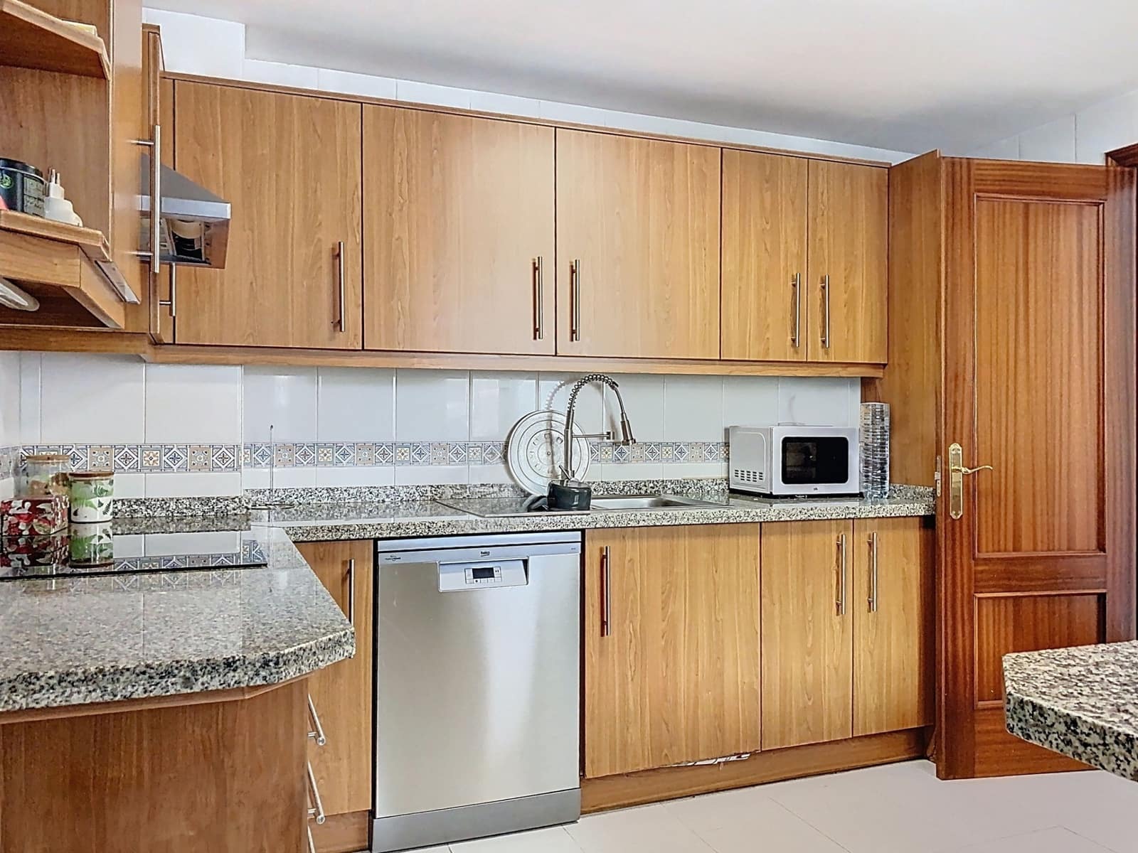 3 bedroom Townhouse for sale in Estepona with pool garage - € 655,000 (Ref: 9257206)