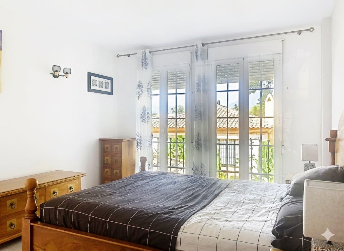 Pareado de 4 habitaciones en Guadalmina en venta con piscina garaje - 850.000 € (Ref: 9262499)