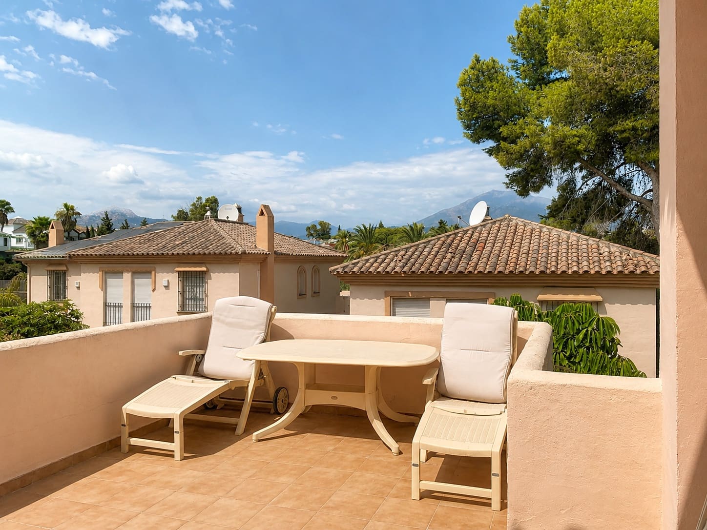 Pareado de 4 habitaciones en Guadalmina en venta con piscina garaje - 750.000 € (Ref: 9262499)