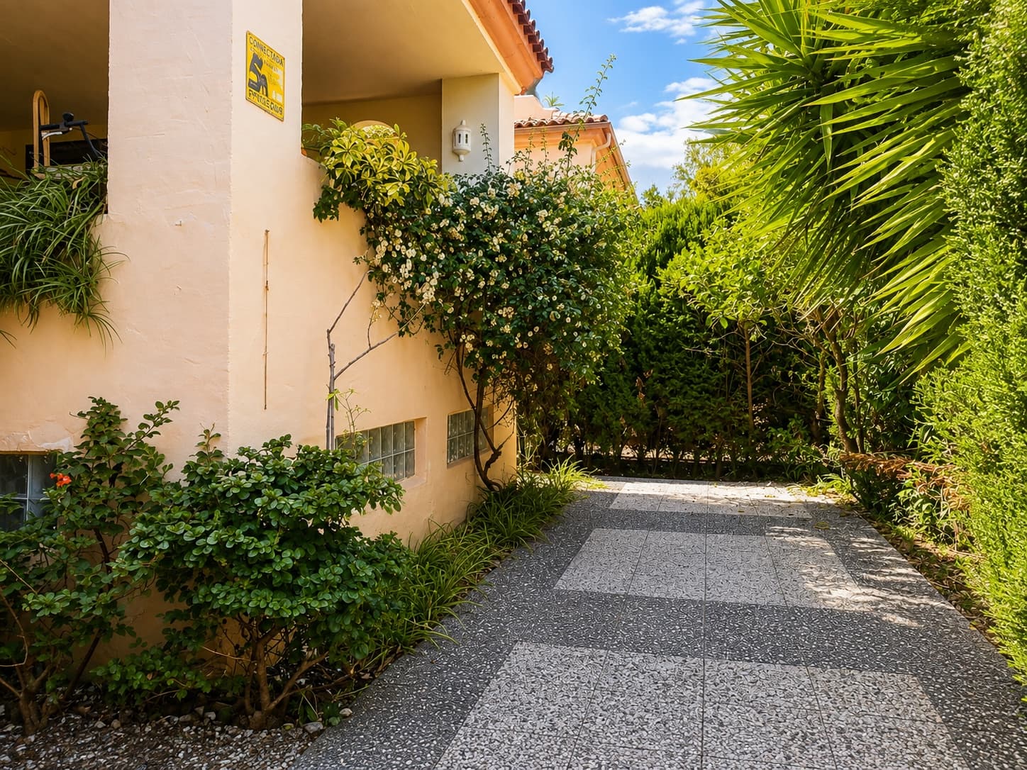 Pareado de 4 habitaciones en Guadalmina en venta con piscina garaje - 750.000 € (Ref: 9262499)