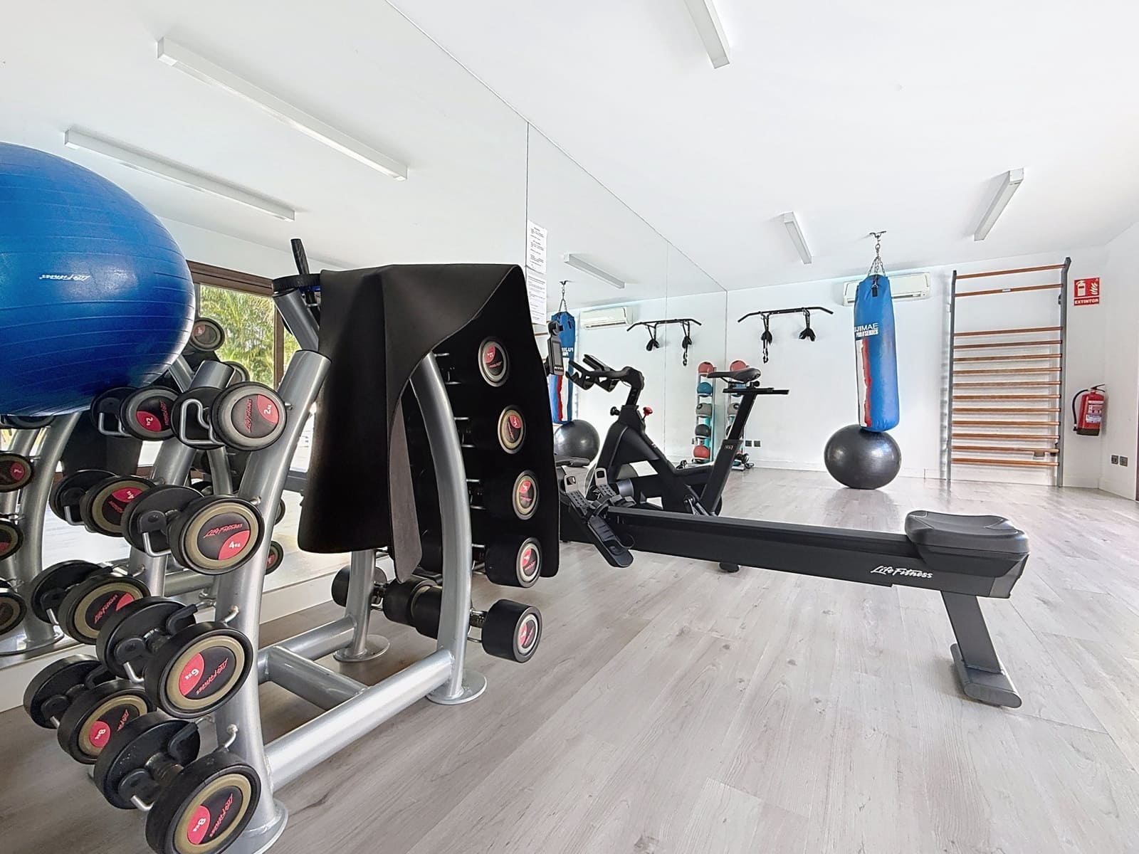 2 slaapkamer Appartement te koop in Estepona met zwembad garage - € 1.295.000 (Ref: 9297481)