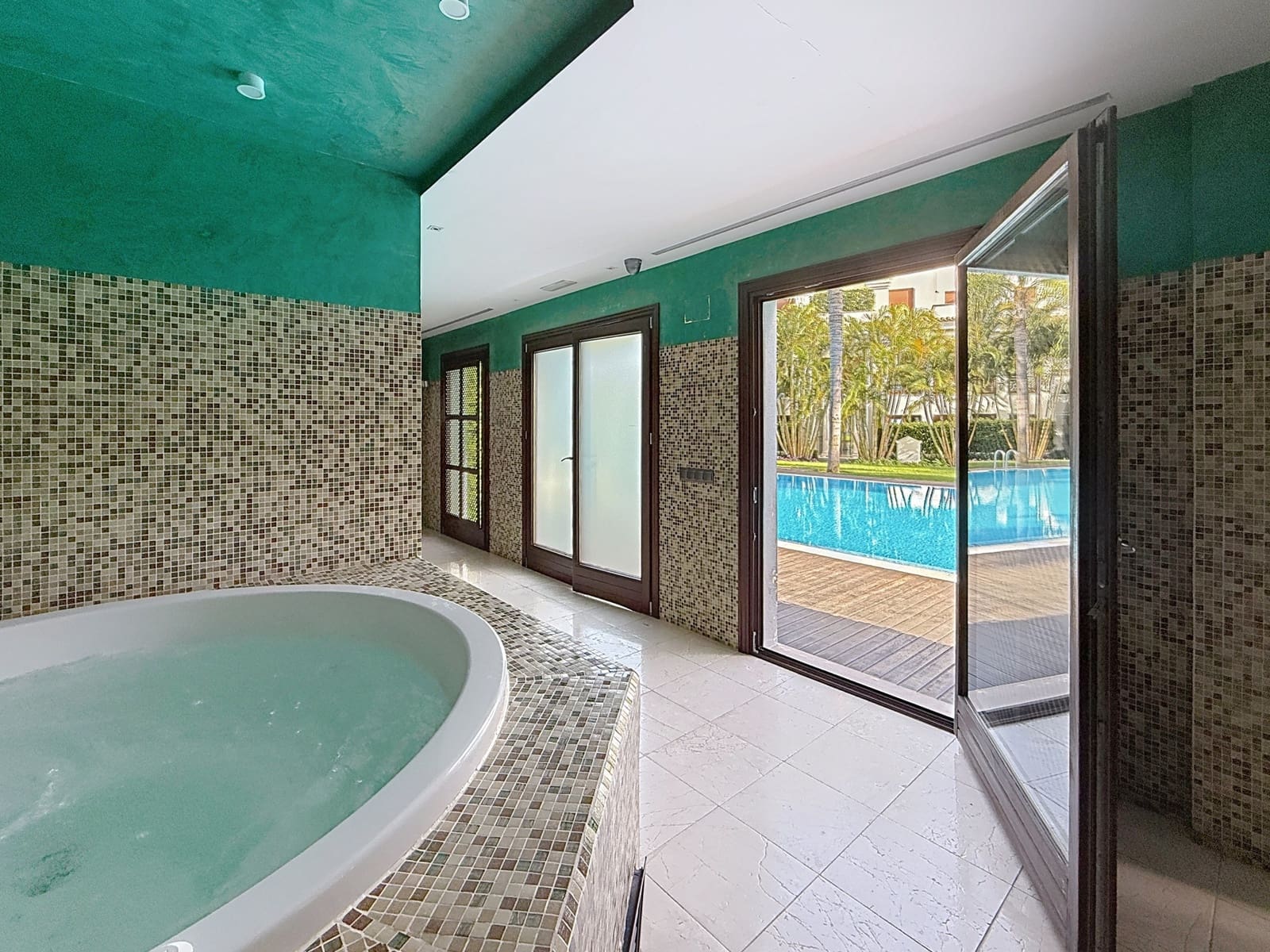 2 slaapkamer Appartement te koop in Estepona met zwembad garage - € 1.295.000 (Ref: 9297481)