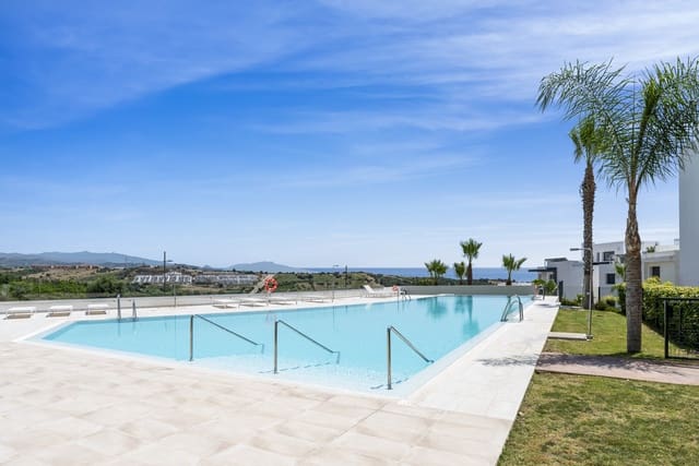 Apartamento de 2 habitaciones en Estepona Golf, Estepona en venta con piscina garaje - 495.000 € (Ref: 9303383)