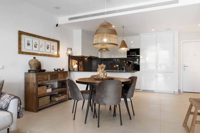 Apartamento de 2 habitaciones en Estepona Golf, Estepona en venta con piscina garaje - 495.000 € (Ref: 9303383)