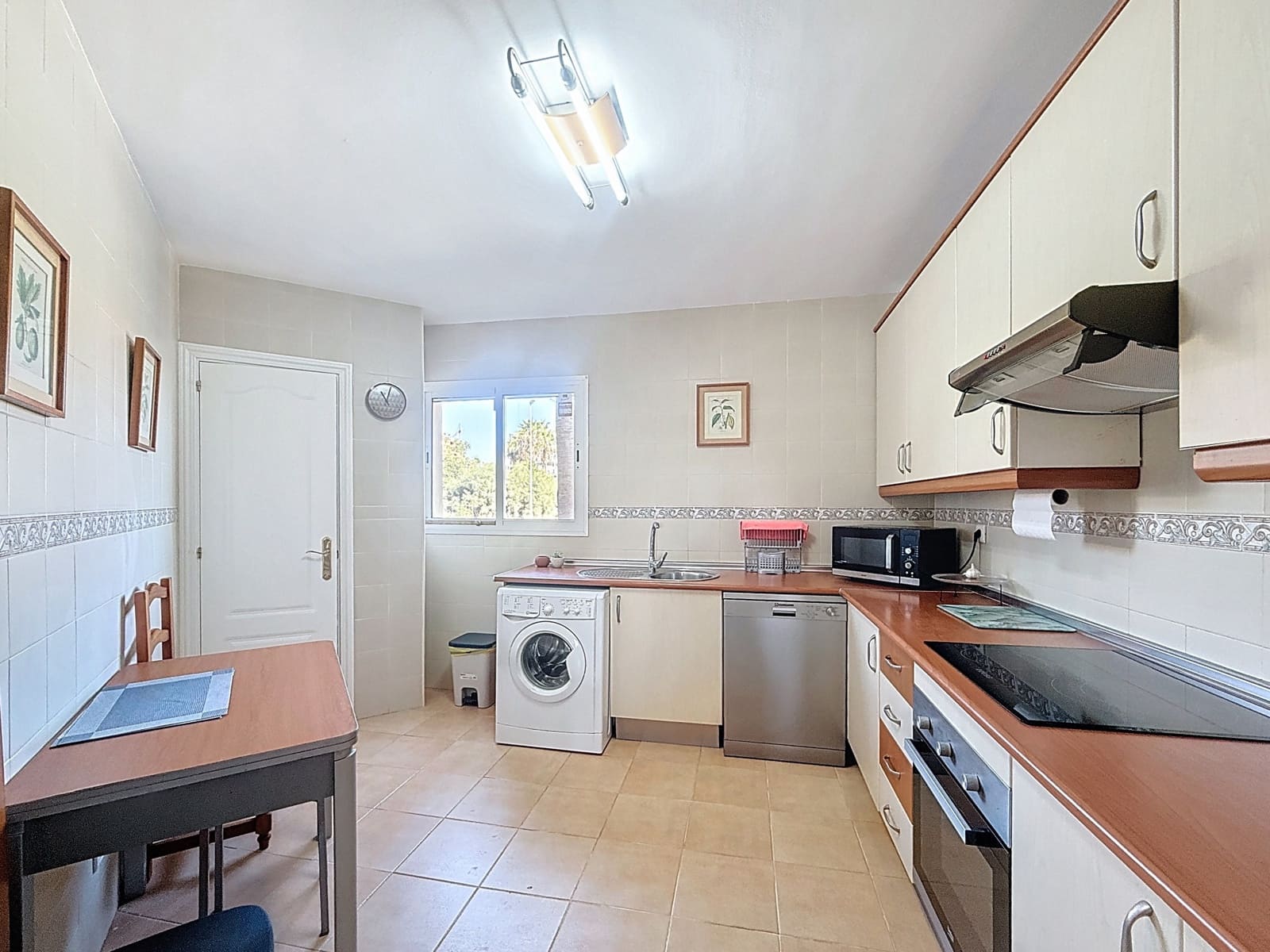 3 bedroom Apartment for sale in Estepona with pool garage - € 495,000 (Ref: 9305128)