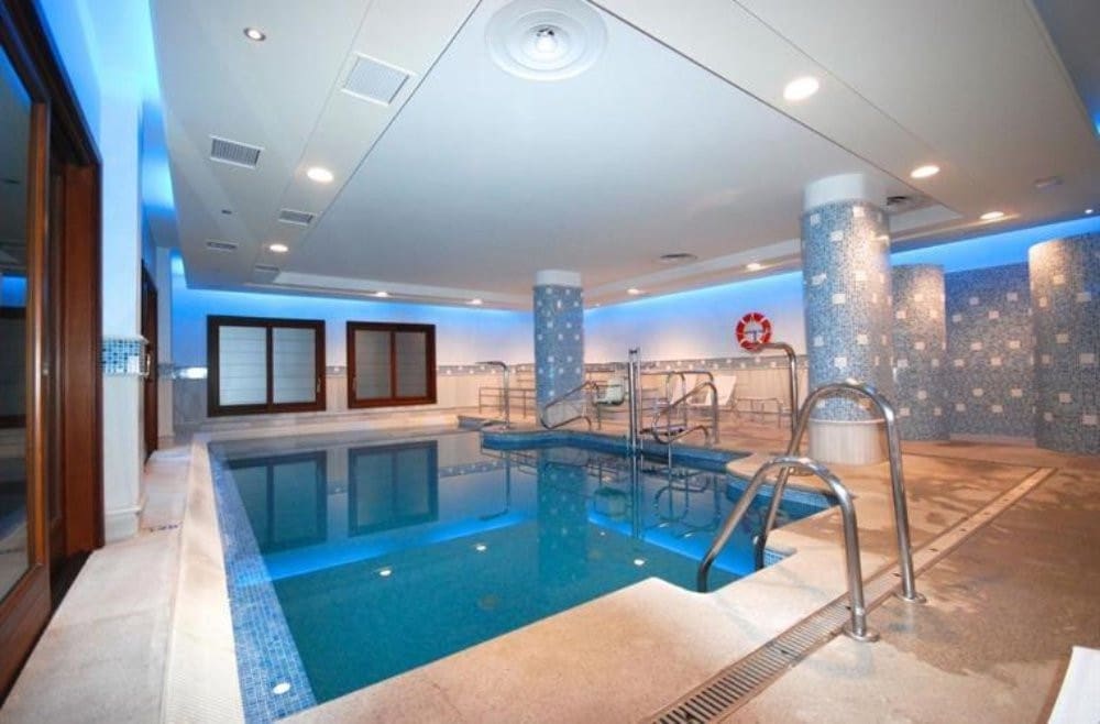 Apartamento de 2 habitaciones en New Golden Mile en venta con piscina garaje - 605.000 € (Ref: 9310818)