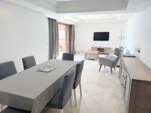 Apartamento de 2 habitaciones en New Golden Mile, Estepona en venta con piscina garaje - 495.000 € (Ref: 9310818)