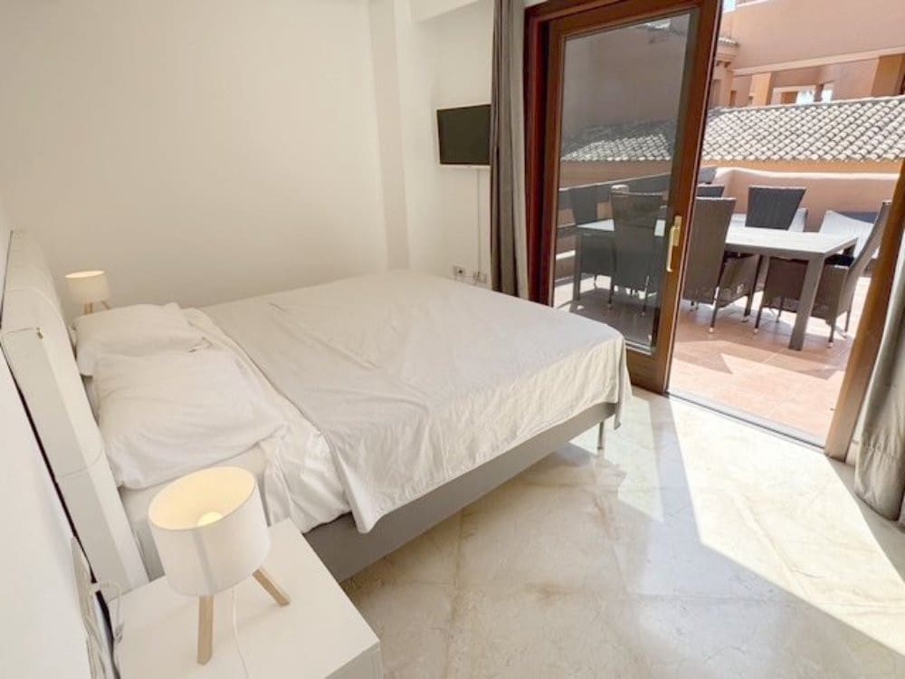 Apartamento de 2 habitaciones en New Golden Mile en venta con piscina garaje - 605.000 € (Ref: 9310818)