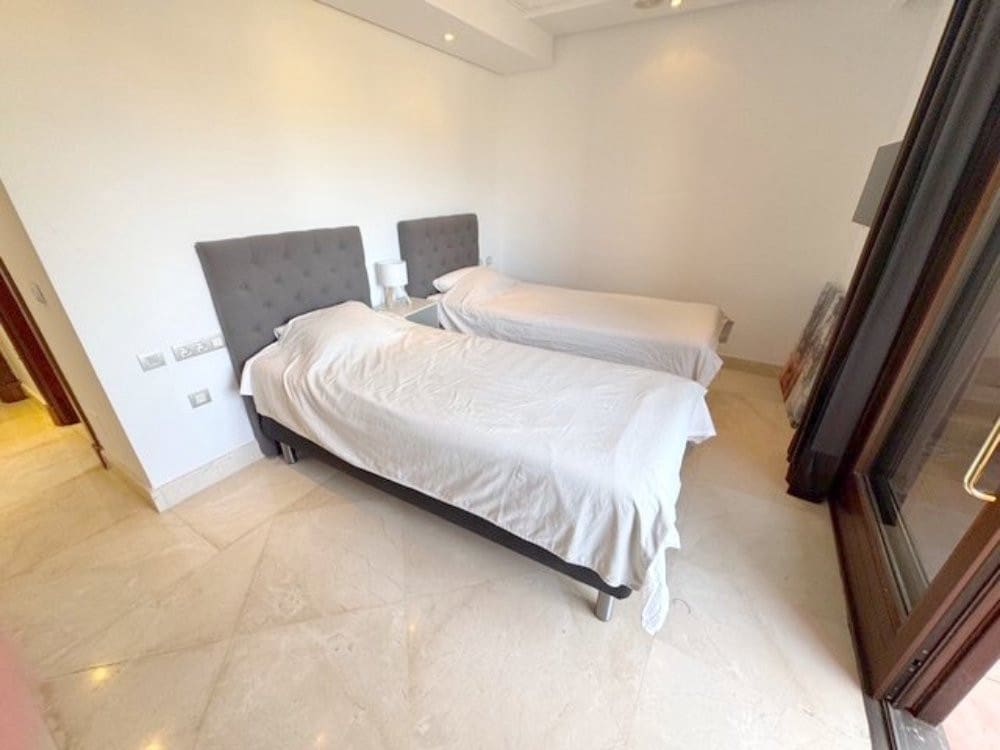 Apartamento de 2 habitaciones en New Golden Mile en venta con piscina garaje - 605.000 € (Ref: 9310818)