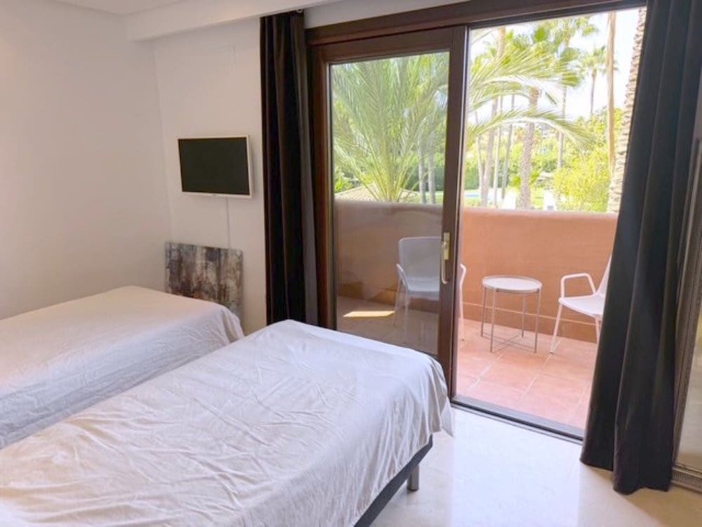 Apartamento de 2 habitaciones en New Golden Mile en venta con piscina garaje - 605.000 € (Ref: 9310818)