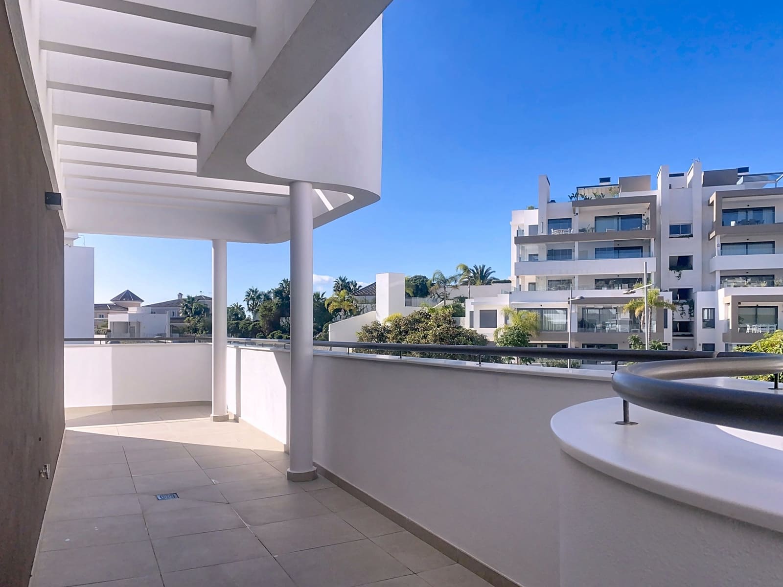 3 quarto Penthouse para venda em Estepona com piscina garagem - 759 000 € (Ref: 9334787)