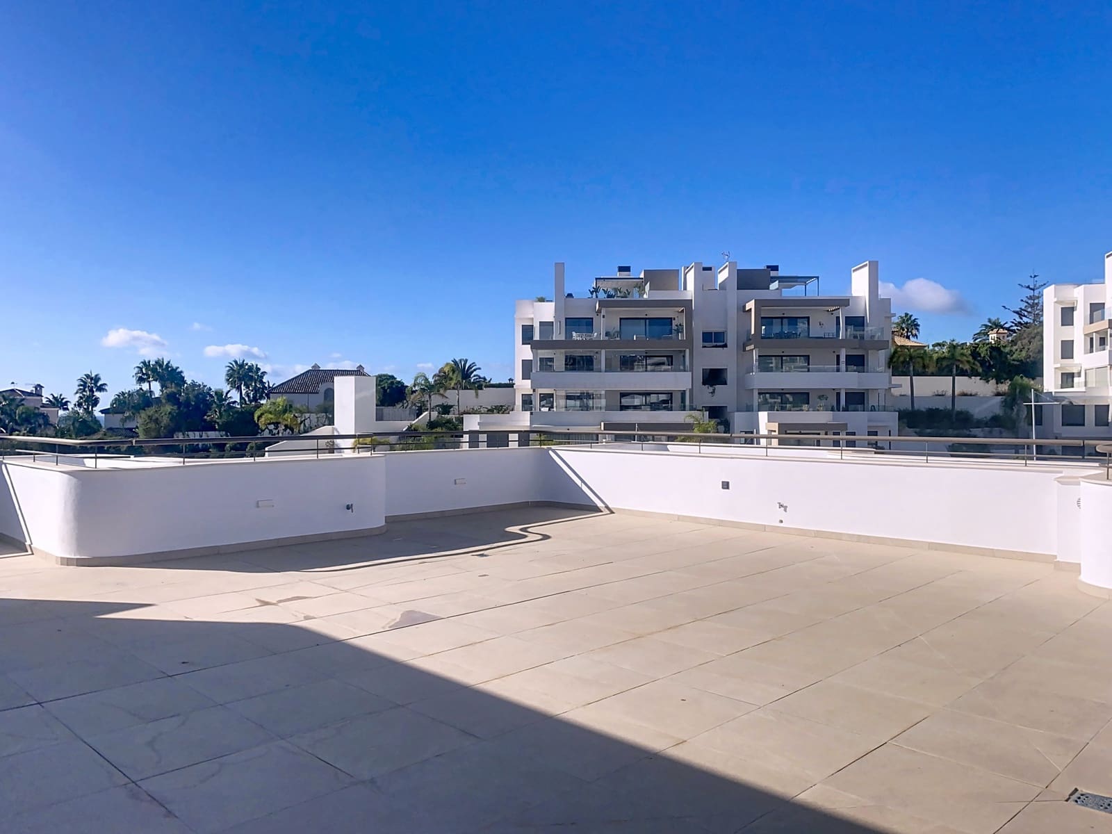 3 quarto Penthouse para venda em Estepona com piscina garagem - 759 000 € (Ref: 9334787)