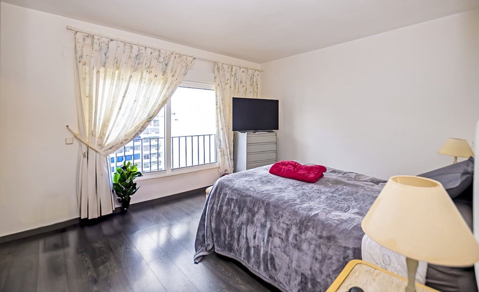 3 sypialnia Penthouse na sprzedaż w Puerto Banus z basenem garażem - 1 197 000 € (Ref: 9349282)
