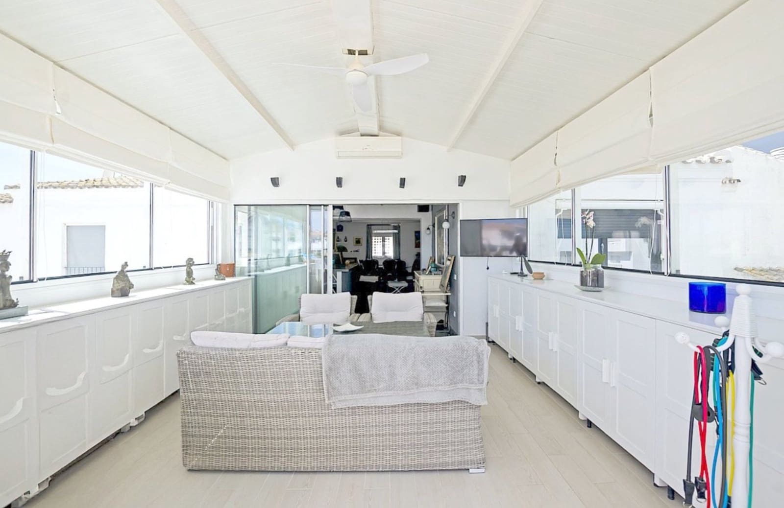 3 sypialnia Penthouse na sprzedaż w Puerto Banus z basenem garażem - 1 197 000 € (Ref: 9349282)
