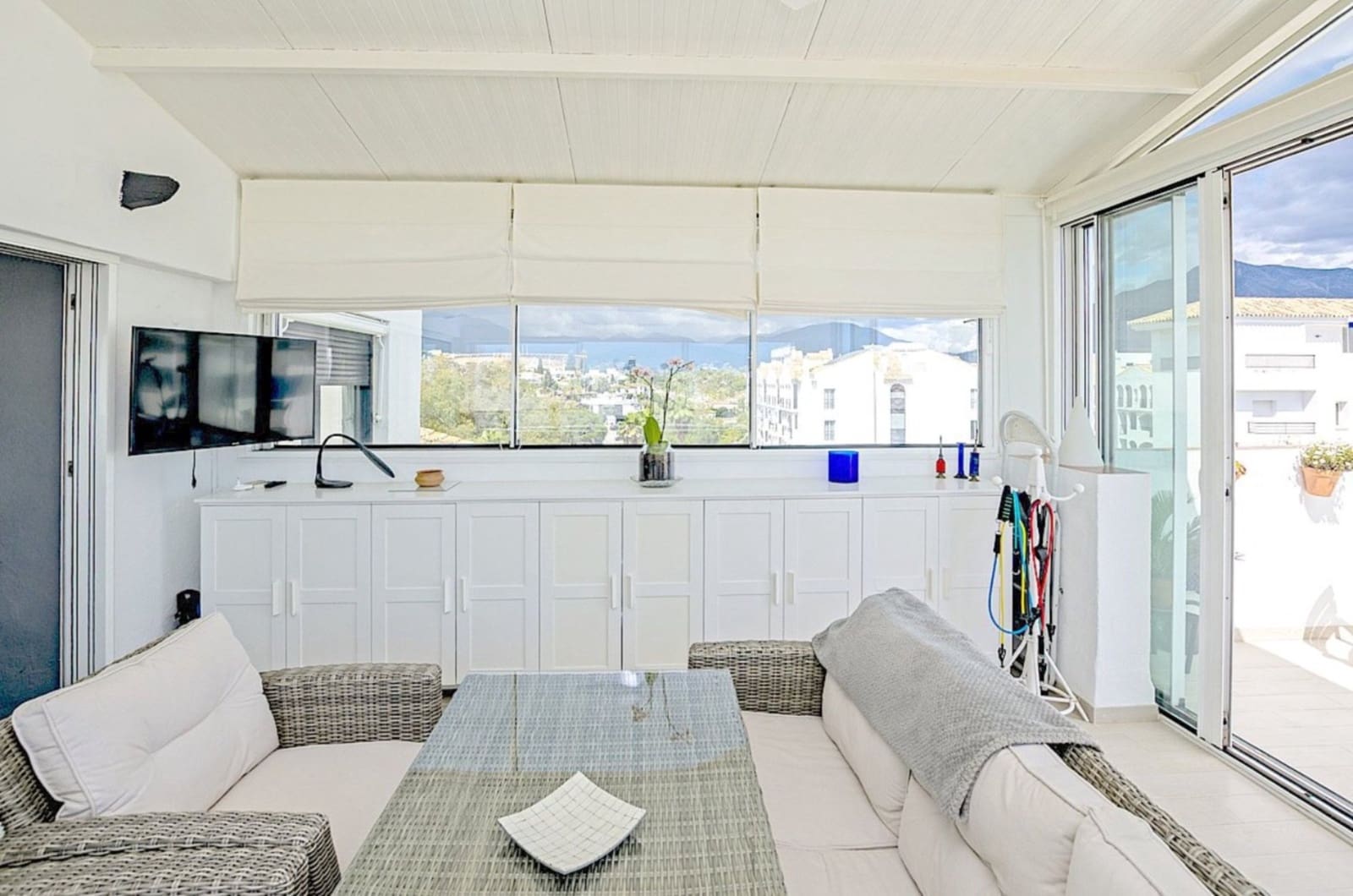 3 sypialnia Penthouse na sprzedaż w Puerto Banus z basenem garażem - 1 197 000 € (Ref: 9349282)