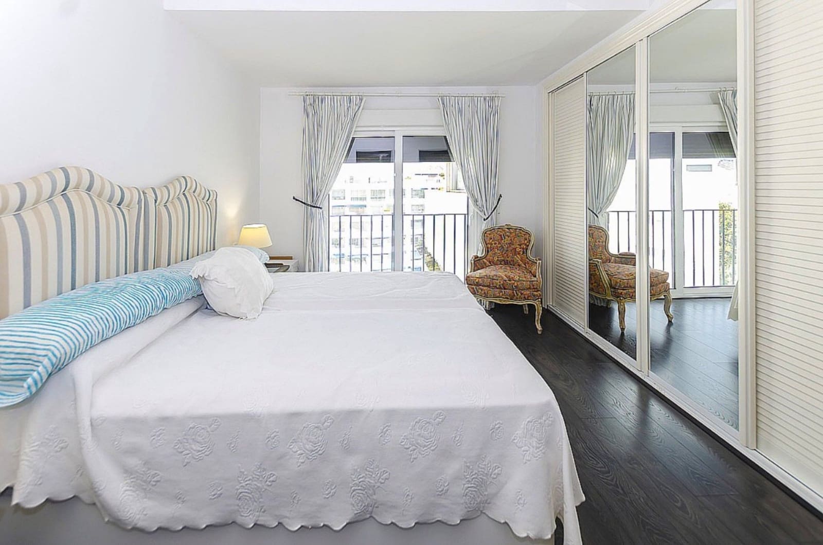 3 sypialnia Penthouse na sprzedaż w Puerto Banus z basenem garażem - 1 197 000 € (Ref: 9349282)