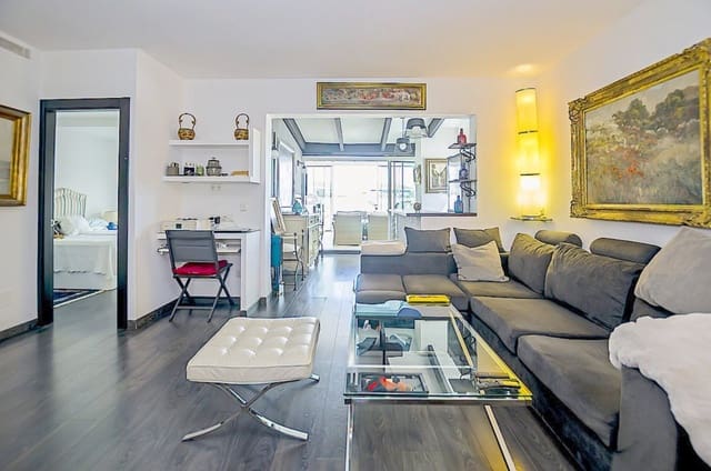 3 sypialnia Penthouse na sprzedaż w Puerto Banus, Marbella z basenem garażem - 1 197 000 € (Ref: 9349282)