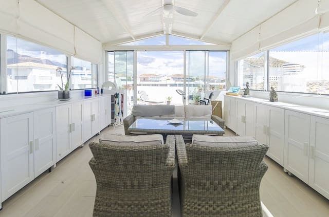 3 sypialnia Penthouse na sprzedaż w Puerto Banus, Marbella z basenem garażem - 1 197 000 € (Ref: 9349282)