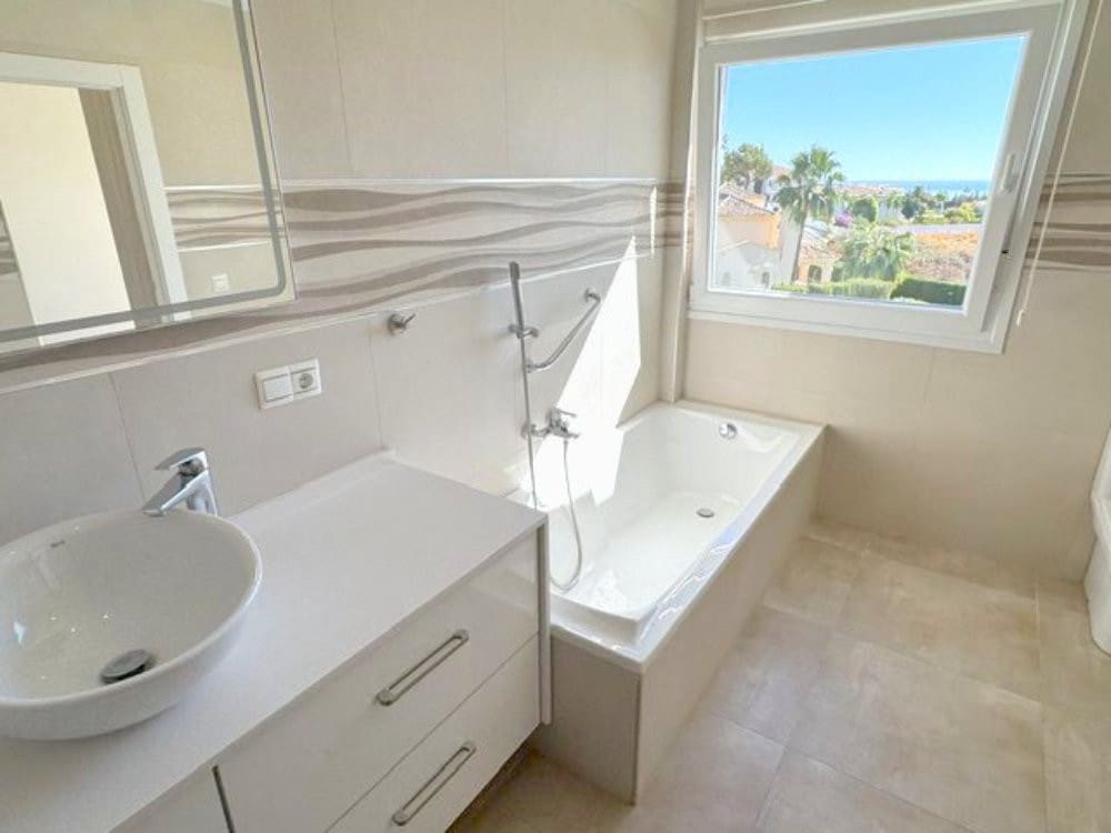 5 bedroom Villa for sale in Estepona with garage - € 1,395,000 (Ref: 9349283)