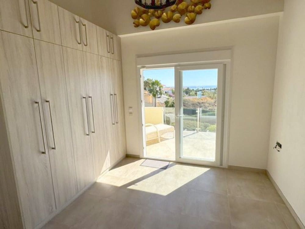 5 bedroom Villa for sale in Estepona with garage - € 1,395,000 (Ref: 9349283)