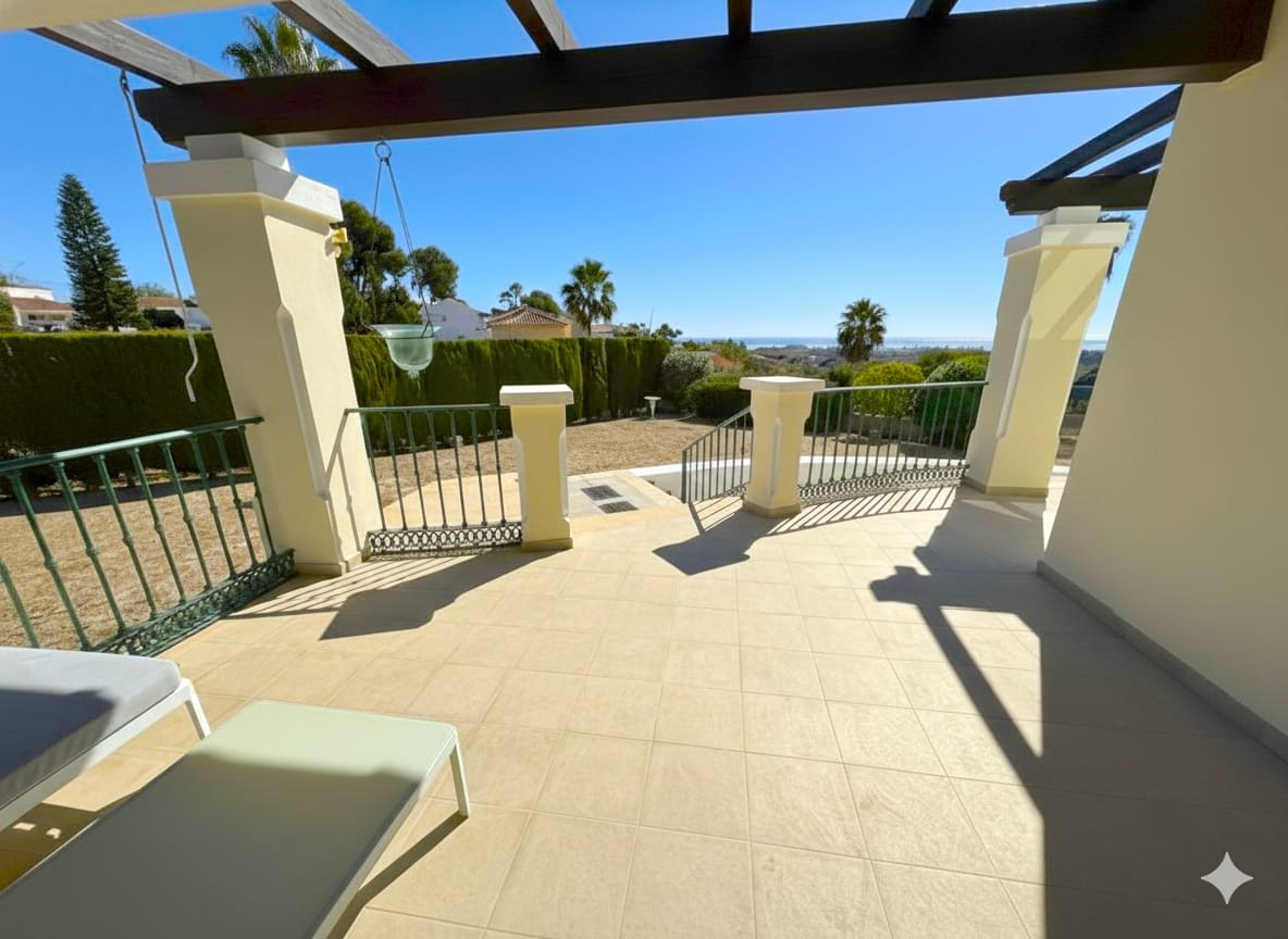 5 bedroom Villa for sale in Estepona with garage - € 1,395,000 (Ref: 9349283)