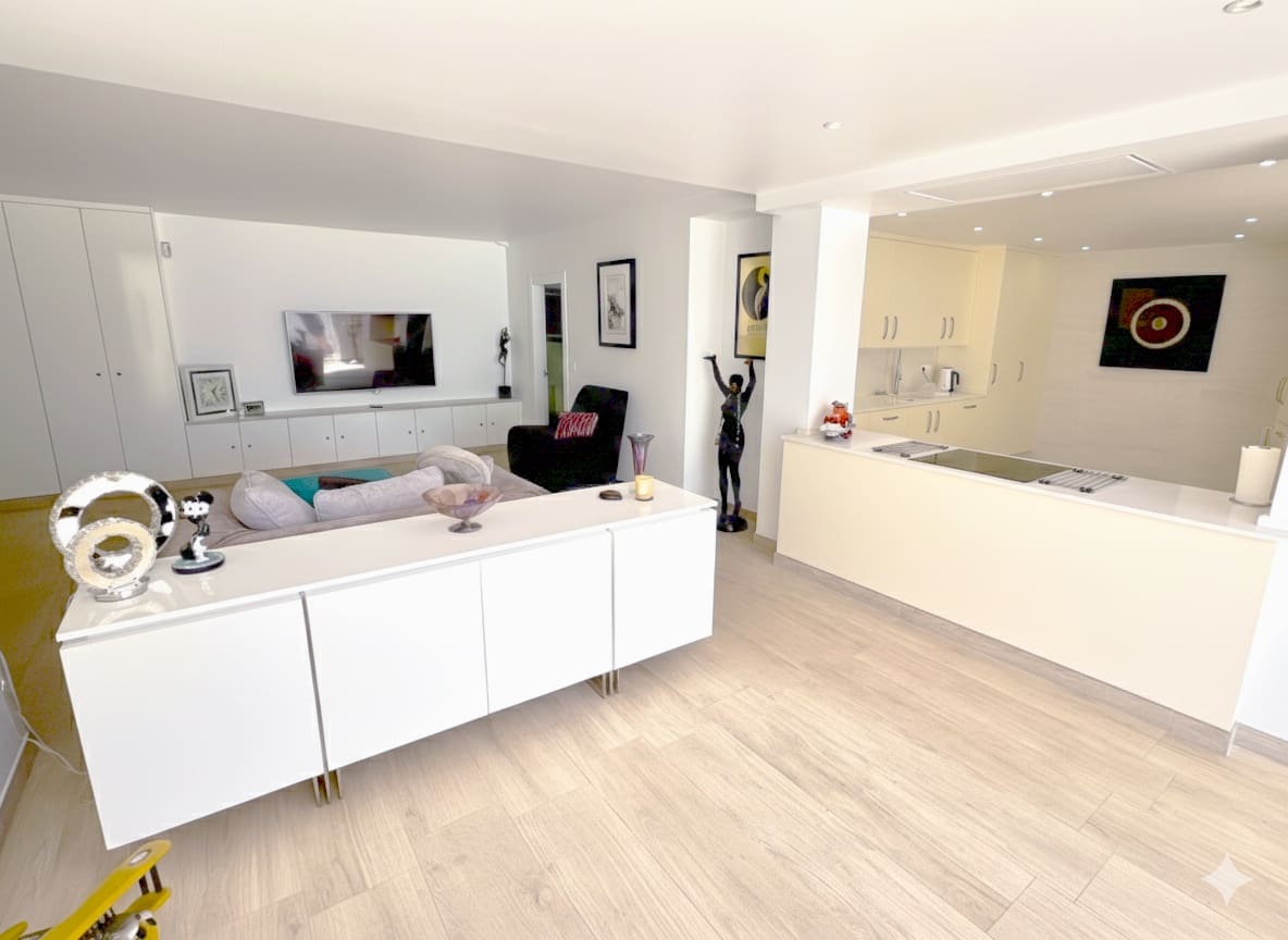 5 bedroom Villa for sale in Estepona with garage - € 1,395,000 (Ref: 9349283)