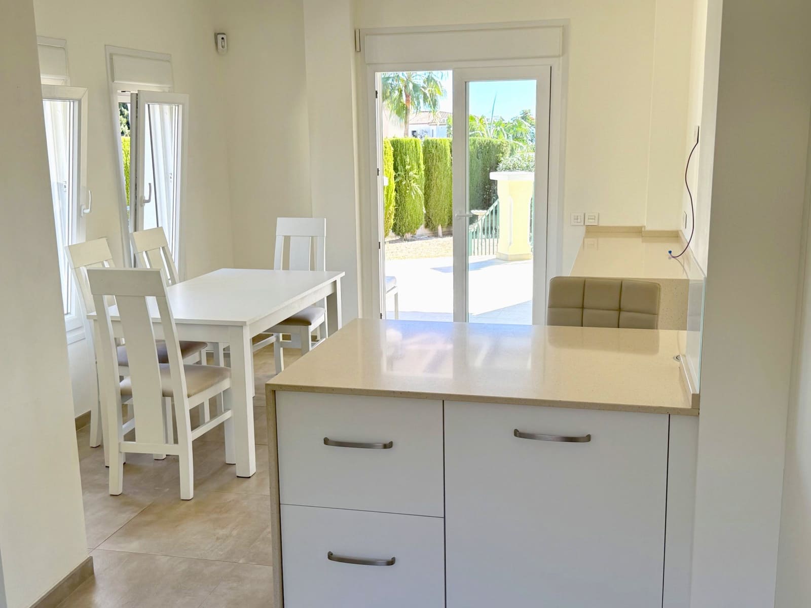 5 bedroom Villa for sale in Estepona with garage - € 1,395,000 (Ref: 9349283)