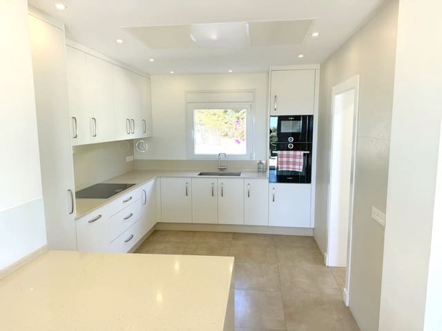 5 Zimmer Villa zu verkaufen in Estepona mit Garage - 1.395.000 € (Ref: 9349283)