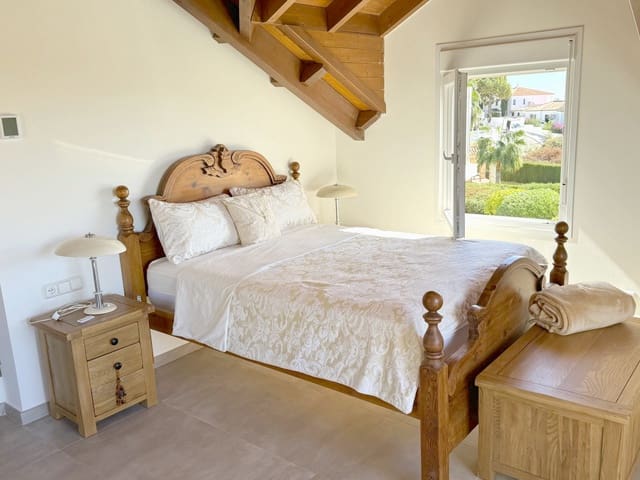 5 Zimmer Villa zu verkaufen in Estepona mit Garage - 1.395.000 € (Ref: 9349283)