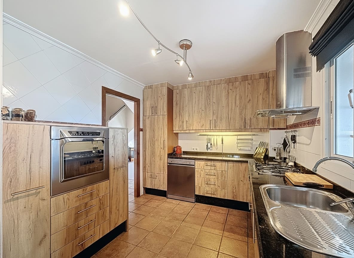 3 soveværelse Semi-Rækkehus til salg i Casares med swimmingpool - € 1.250.000 (Ref: 9359427)