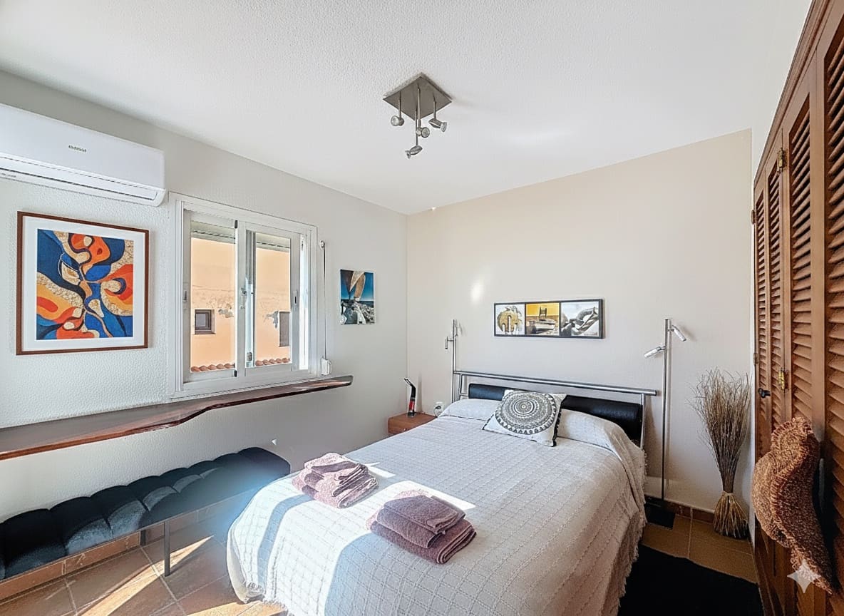 3 soveværelse Semi-Rækkehus til salg i Casares med swimmingpool - € 1.250.000 (Ref: 9359427)