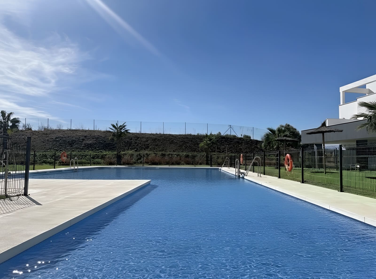 Apartamento de 3 habitaciones en Estepona en venta con piscina garaje - 439.000 € (Ref: 9367218)