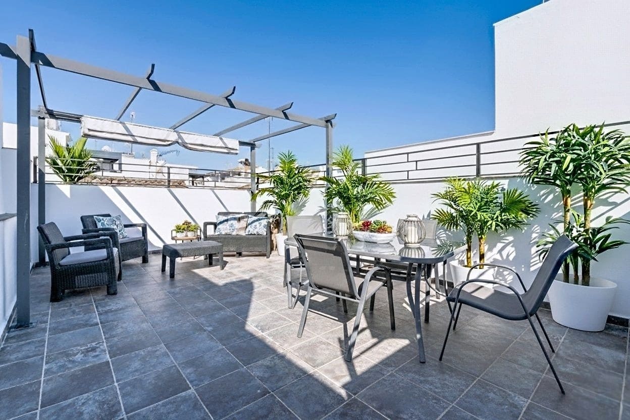 Casa de 2 habitaciones en Estepona en venta - 595.000 € (Ref: 9387719)