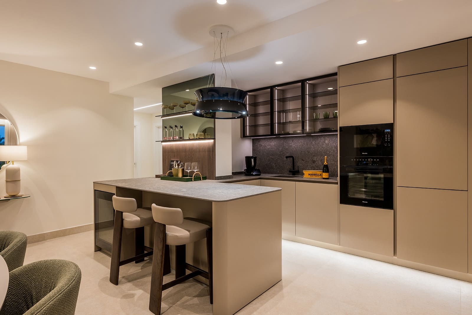 3 Zimmer Apartment zu verkaufen in Estepona mit Pool Garage - 1.995.000 € (Ref: 9395852)