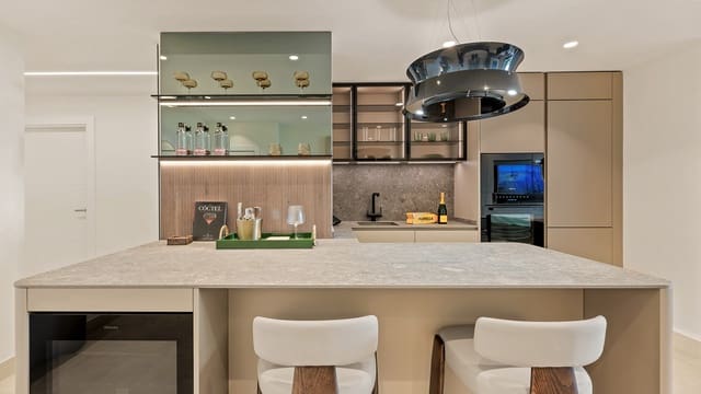 Apartamento de 3 habitaciones en Estepona en venta con piscina garaje - 1.995.000 € (Ref: 9395852)