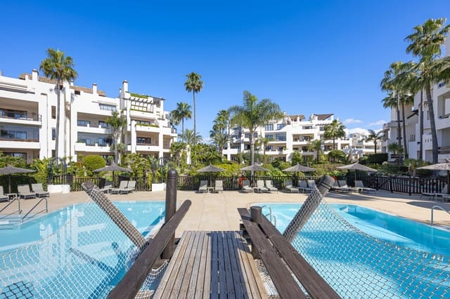 Apartamento de 3 habitaciones en Estepona en venta con piscina garaje - 1.995.000 € (Ref: 9395852)