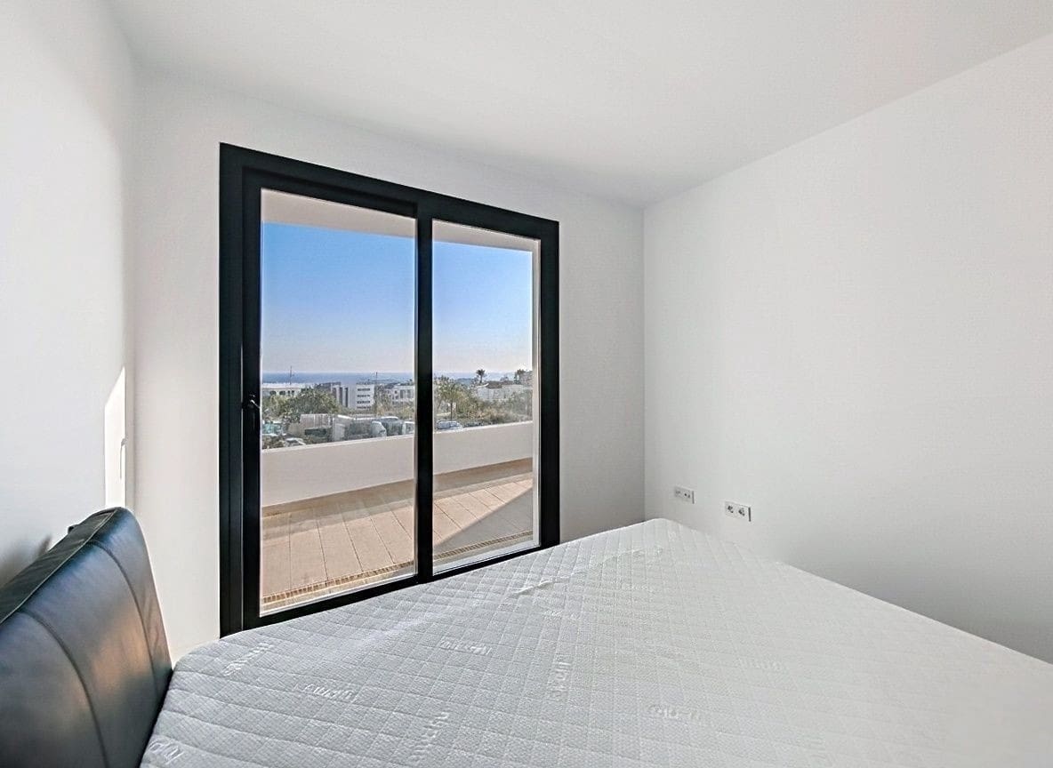 2 bedroom Apartment for sale in Estepona with pool garage - € 450,000 (Ref: 9398286)