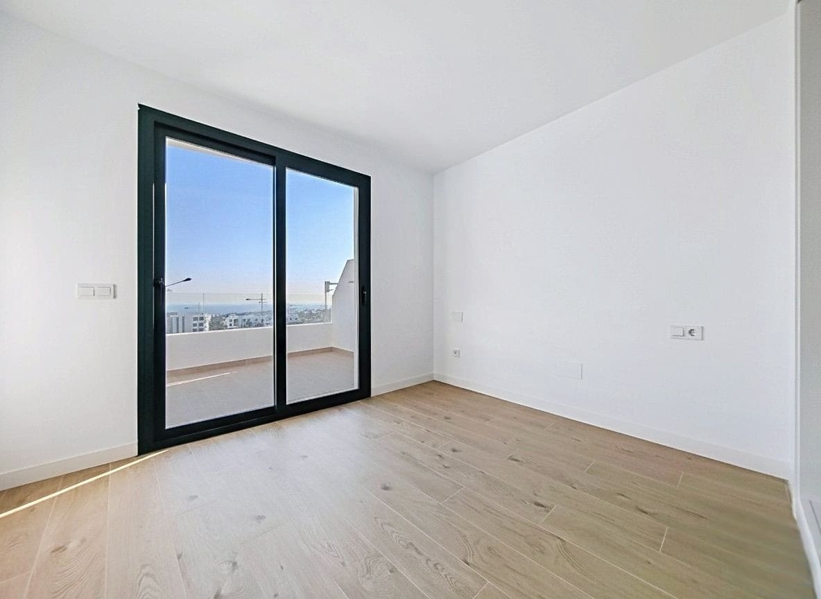 2 bedroom Apartment for sale in Estepona with pool garage - € 450,000 (Ref: 9398286)