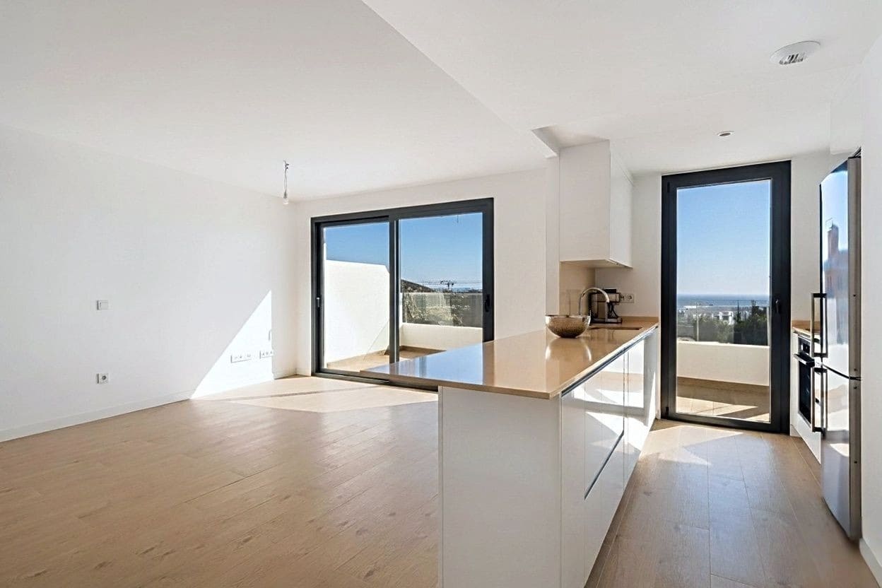 2 bedroom Apartment for sale in Estepona with pool garage - € 450,000 (Ref: 9398286)