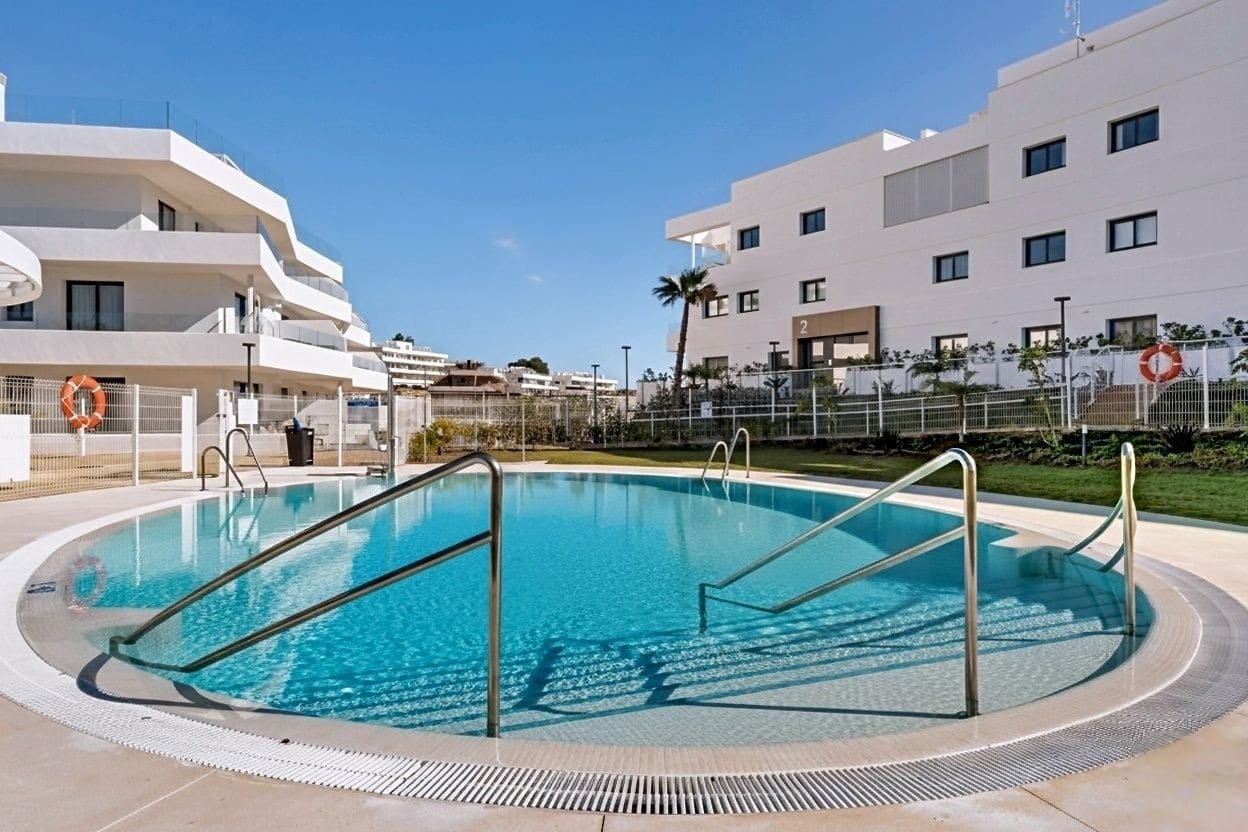 2 bedroom Apartment for sale in Estepona with pool garage - € 450,000 (Ref: 9398286)