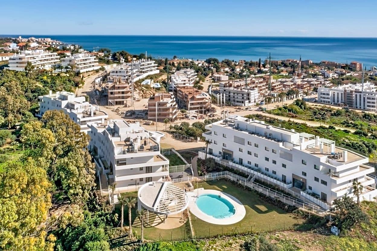 2 bedroom Apartment for sale in Estepona with pool garage - € 450,000 (Ref: 9398286)
