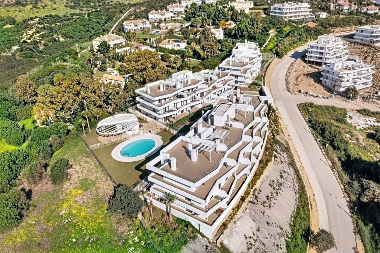 2 bedroom Apartment for sale in Estepona with pool garage - € 450,000 (Ref: 9398286)