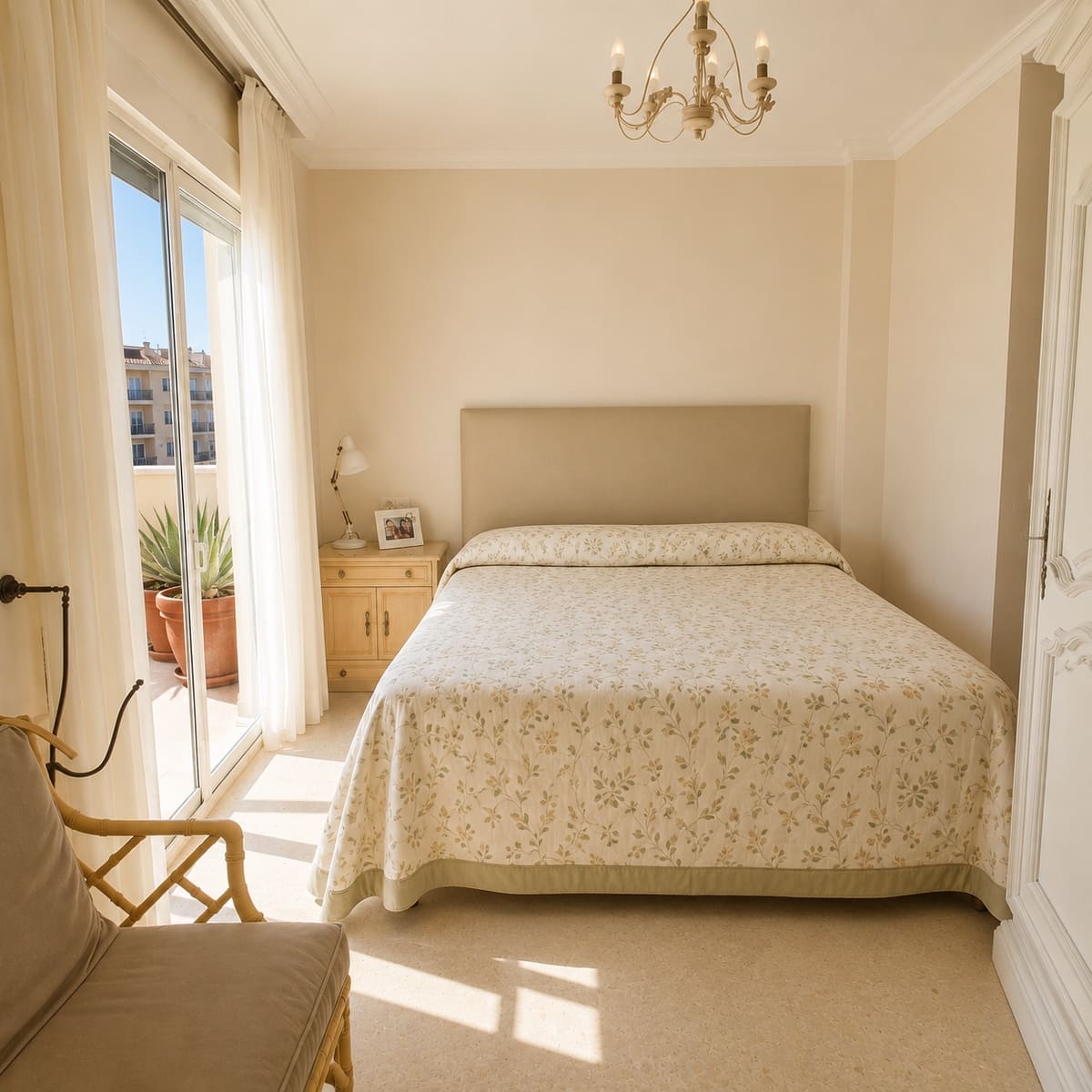 Ático de 4 habitaciones en Estepona en venta con piscina garaje - 695.000 € (Ref: 9426989)