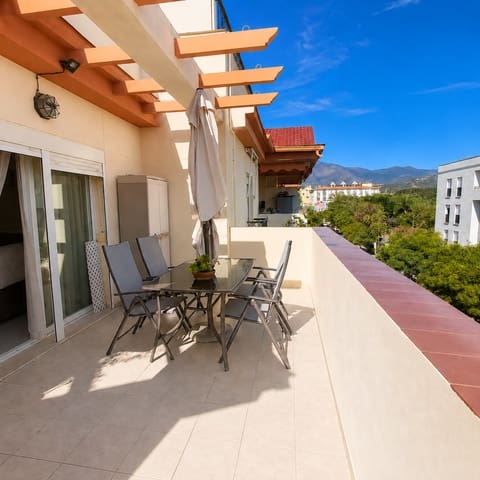 Ático de 4 habitaciones en Huerta Nueva, Estepona en venta con piscina garaje - 695.000 € (Ref: 9426989)
