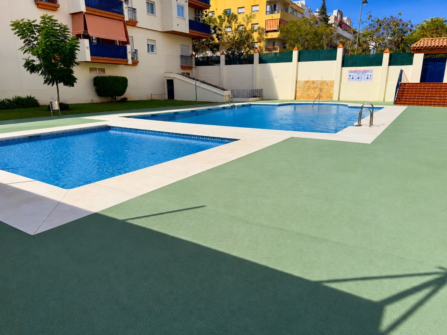 Ático de 4 habitaciones en Estepona en venta con piscina garaje - 695.000 € (Ref: 9426989)