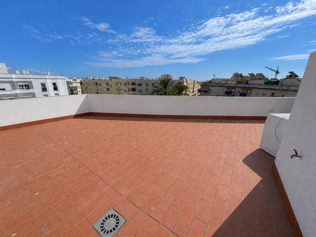 Ático de 4 habitaciones en Huerta Nueva, Estepona en venta con piscina garaje - 695.000 € (Ref: 9426989)