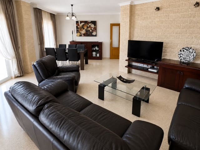 Ático de 4 habitaciones en Huerta Nueva, Estepona en venta con piscina garaje - 695.000 € (Ref: 9426989)